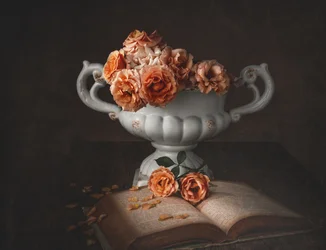 Rosas melancólicas y un libro antiguo
