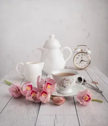 La hora del té con orquídeas rosas