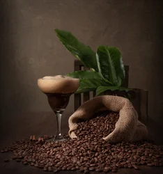 Naturaleza muerta con café intenso