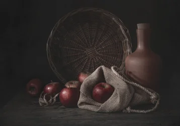Naturaleza muerta rústica con manzanas