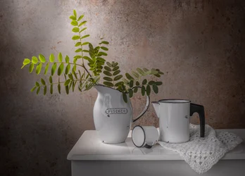 Naturaleza muerta con utensilios de esmalte rústicos