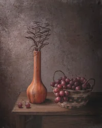 Naturaleza muerta con uvas rústicas