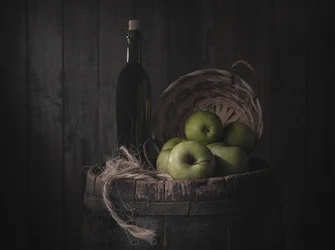 Naturaleza muerta con manzanas verdes rústicas