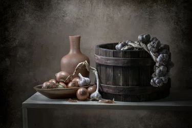 Cosecha en una cocina rústica