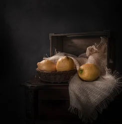 Naturaleza muerta rústica con limones