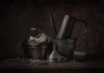 Naturaleza muerta rústica en metal