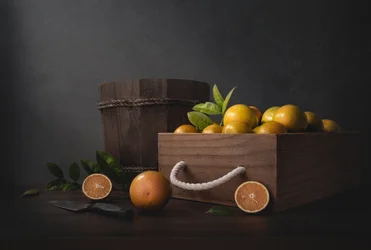 Naturaleza muerta rústica en tonos naranjas