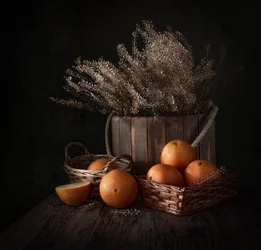 Naturaleza muerta rústica en tonos naranjas