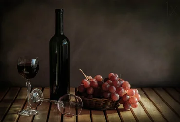 Vino y uvas rústicos