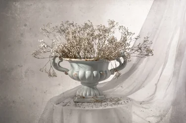 Naturaleza muerta floral de estilo «shabby chic»
