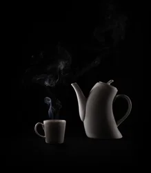 Tetera y taza humeantes