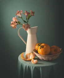 Mandarinas y flores rosas