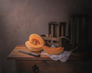 Naturaleza muerta con melón cantalupo caliente