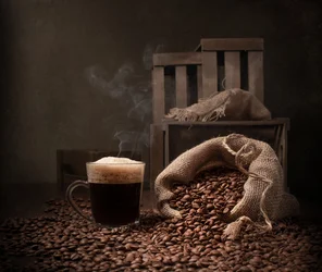 Naturaleza muerta con café caliente