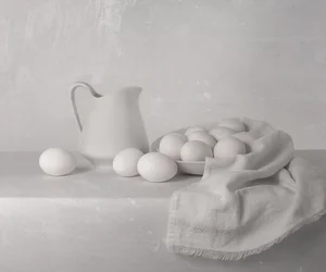 Huevos blancos y jarra