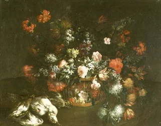 Rosas, tulipanes, campanillas, lilas y otras flores en una canasta con pájaros muertos