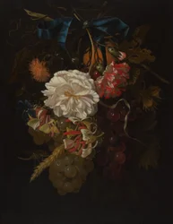 Ramo de flores y frutas con lazo azul