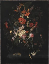 Ramo de flores en un jarrón de vidrio