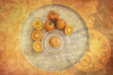 Reloj vintage con naranjas frescas