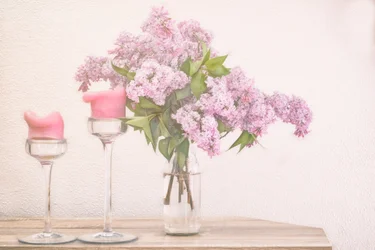 Velas de color lila y rosa