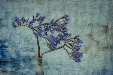 Jarrón rústico con motivos florales azules