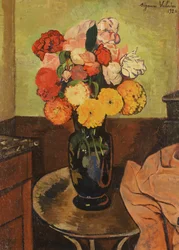 Jarrón de flores en una mesa redonda