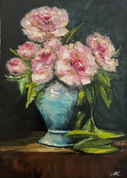 Peonías rosas en un jarrón azul