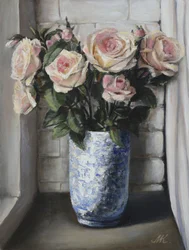 Rosas rosadas en el alféizar - Pintura de jarrón de cerámica azul