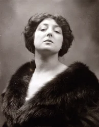 Retrato de medio cuerpo de la famosa cantante de ópera Toti Dal Monte