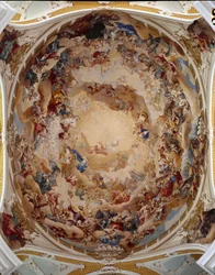 Vista de los frescos de Martin Knoller decorando la cúpula de la Abadía Benedictina de Ulrich y Afra, Neresheim, Alemania. En el centro, representación de la Santísima Trinidad: Jesucristo, Dios y la paloma del Espíritu Santo
