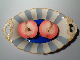 Porcelana de la Königlich privilegierte Porzellanfabrik Tettau con una manzana roja