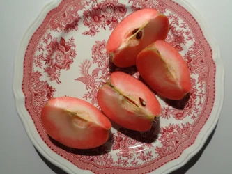Plato de porcelana de Villeroy y Boch con manzana roja