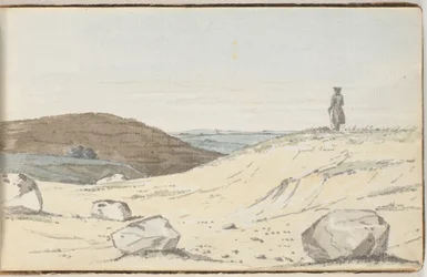 Vista sobre un paisaje de brezos o dunas. En primer plano, algunas colinas grandes; en una de ellas, un hombre mirando sobre la llanura