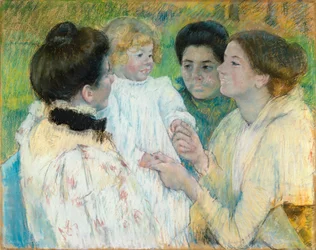 Mujeres admirando a un niño