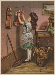 Niña colgando la ropa de las muñecas