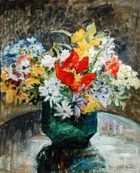 Flores en un jarrón verde
