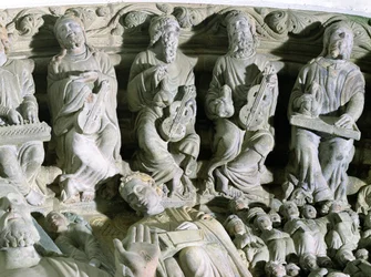 (Detalle) del Pórtico de la Gloria que representa músicos