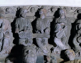 (Detalle) del Pórtico de la Gloria que representa músicos