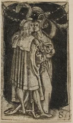 Una pareja de pie