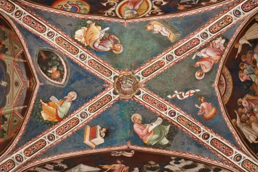Vista de la bóveda con el fresco que representa a los cuatro Evangelistas, la Trinidad de tres caras y el Árbol de la Vida, el Cordero Místico, la bendición del Niño Jesús en el pesebre y el Cristo Resucitado, Capilla de los Contrarios, Fortaleza de Vignol