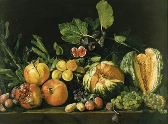 Granadas, melones, uvas, melocotones, higos y otras frutas en un borde de piedra