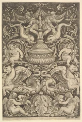 Panel de ornamento con un gran jarrón en el centro, putti y otras figuras