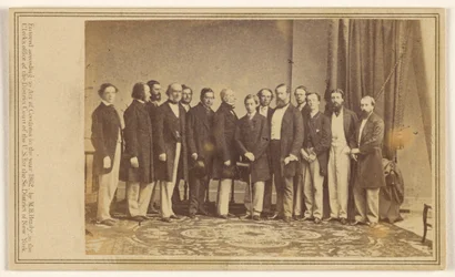Retrato de grupo de catorce hombres de pie