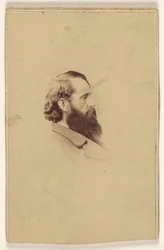 [Hombre de barba larga no identificado de perfil]