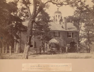 Fairfax Court House, Virginia, con soldados de la Unión delante y en el tejado