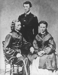General George A. Custer (1839-76) con su esposa, Elizabeth, y su hermano, Tom