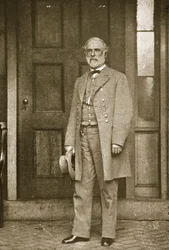 El general Robert E. Lee de pie fuera de su casa en Richmond, abril 1865