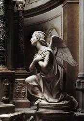 Ángel en adoración. Escultura de mármol por Matteo Civitali