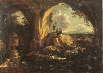 Interior de una gruta con un jarrón antiguo y ruinas, tres peregrinos en la entrada