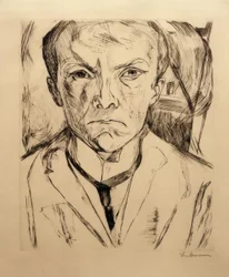 Autorretrato de frente, con fachada de casa al fondo